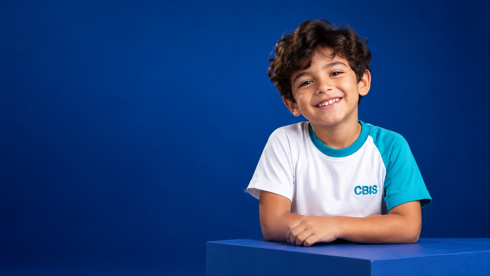 Imagen de campaña con estudiante ficticio y uniforme de referencia CBIS