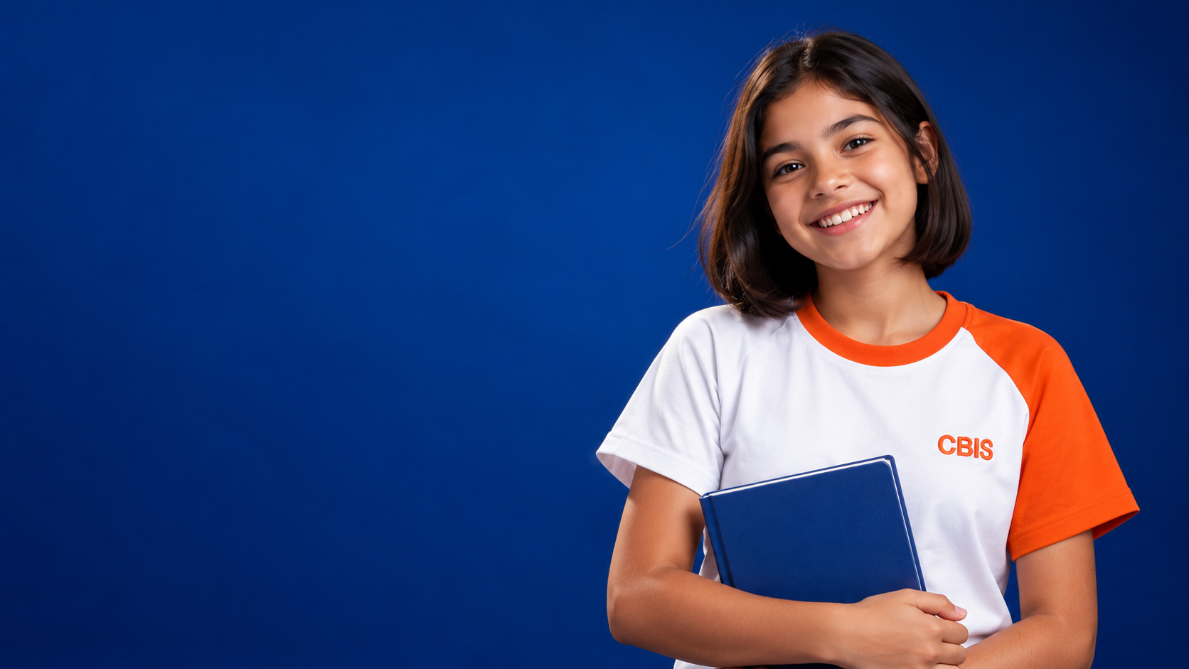 Imagen de campaña con estudiante ficticia, libreta azul y uniforme de referencia CBIS