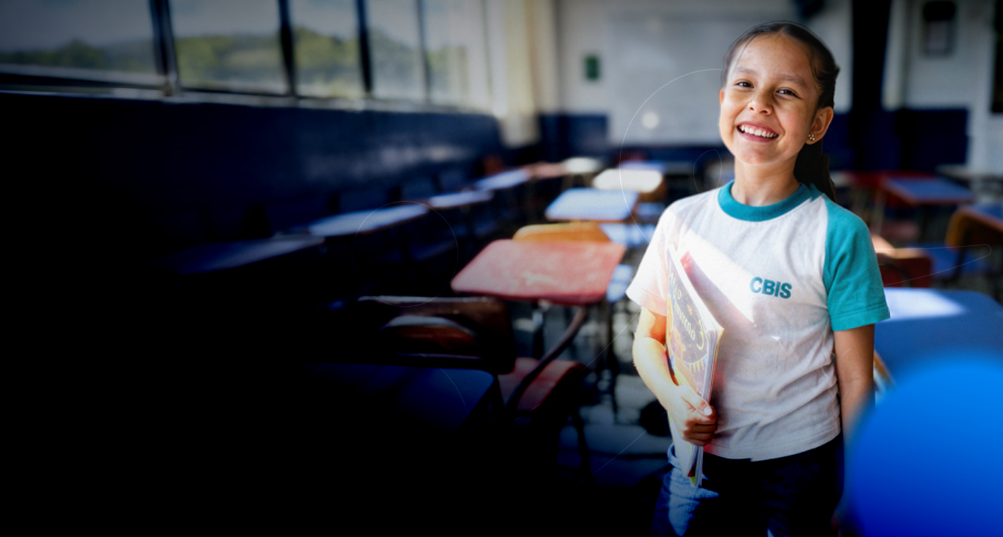 Estudiante CBIS en un aula del colegio