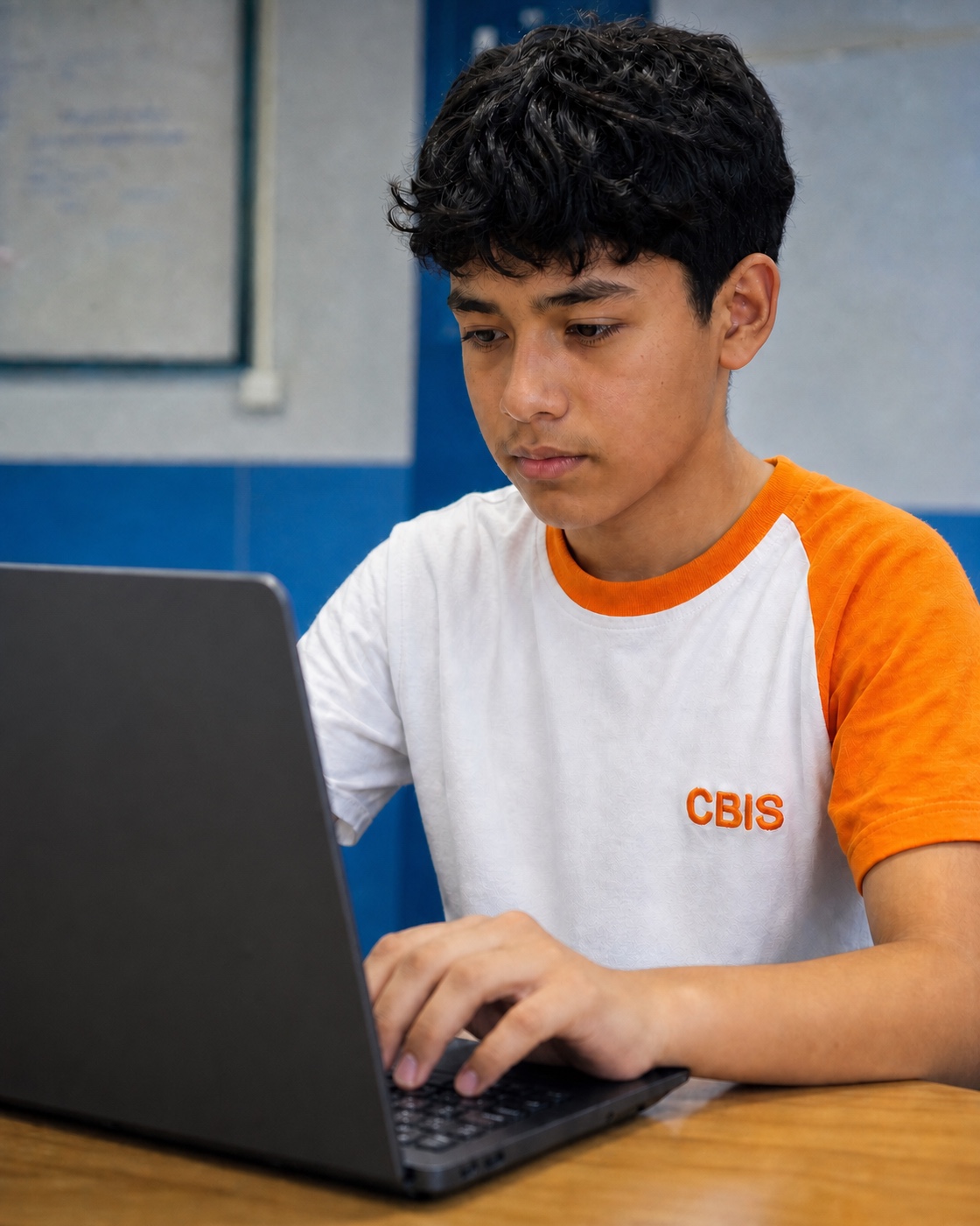 Estudiante CBIS programa en una computadora portátil