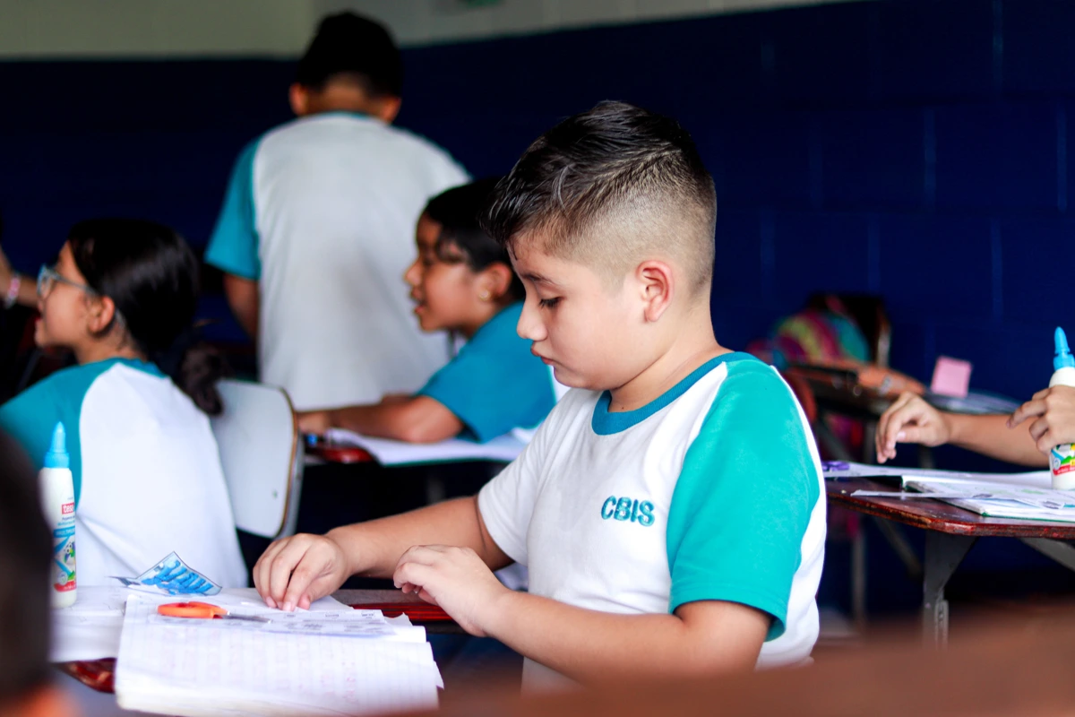 Estudiante CBIS realiza una actividad manual en el aula