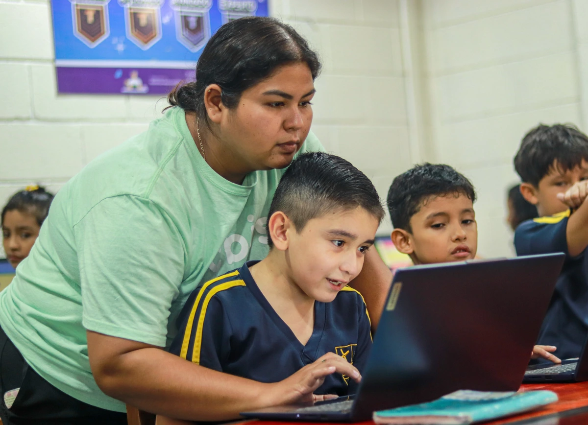 Acompañamiento en una actividad de aula con computadora