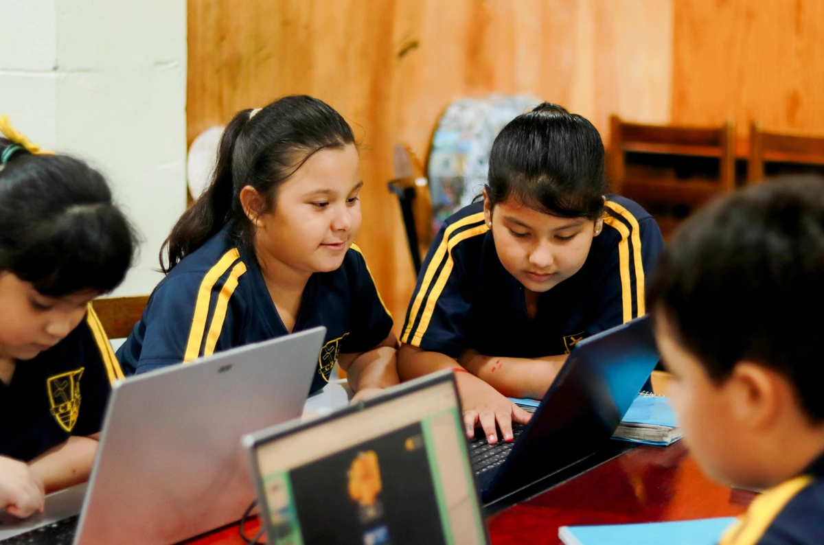 Estudiantes CBIS colaboran en una actividad con computadoras